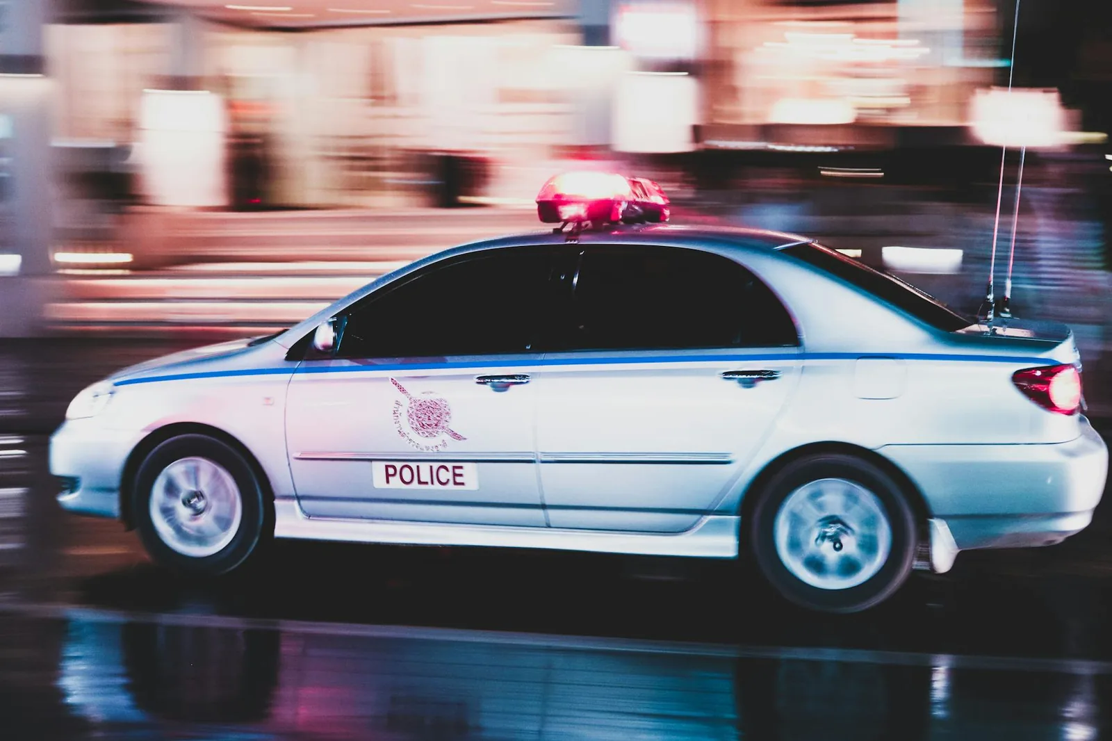 Poliisiauto maantiellä liikenteen valvonnassa