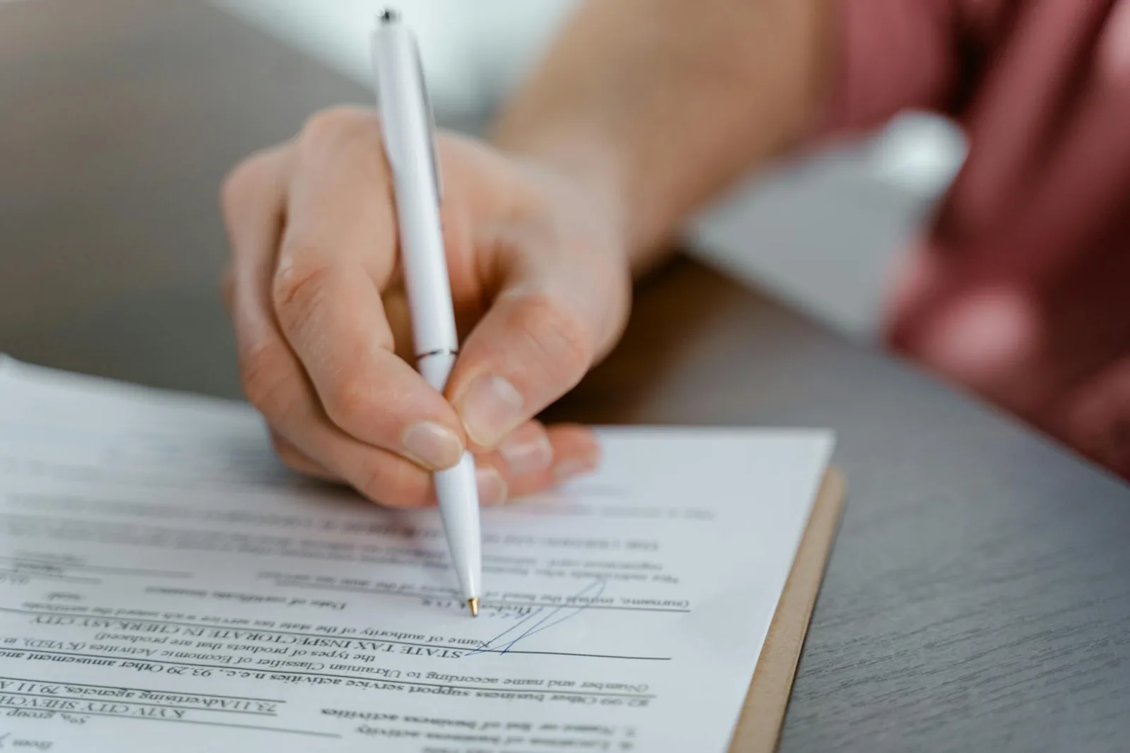 Testamenttia allekirjoitetaan todistajien läsnä ollessa