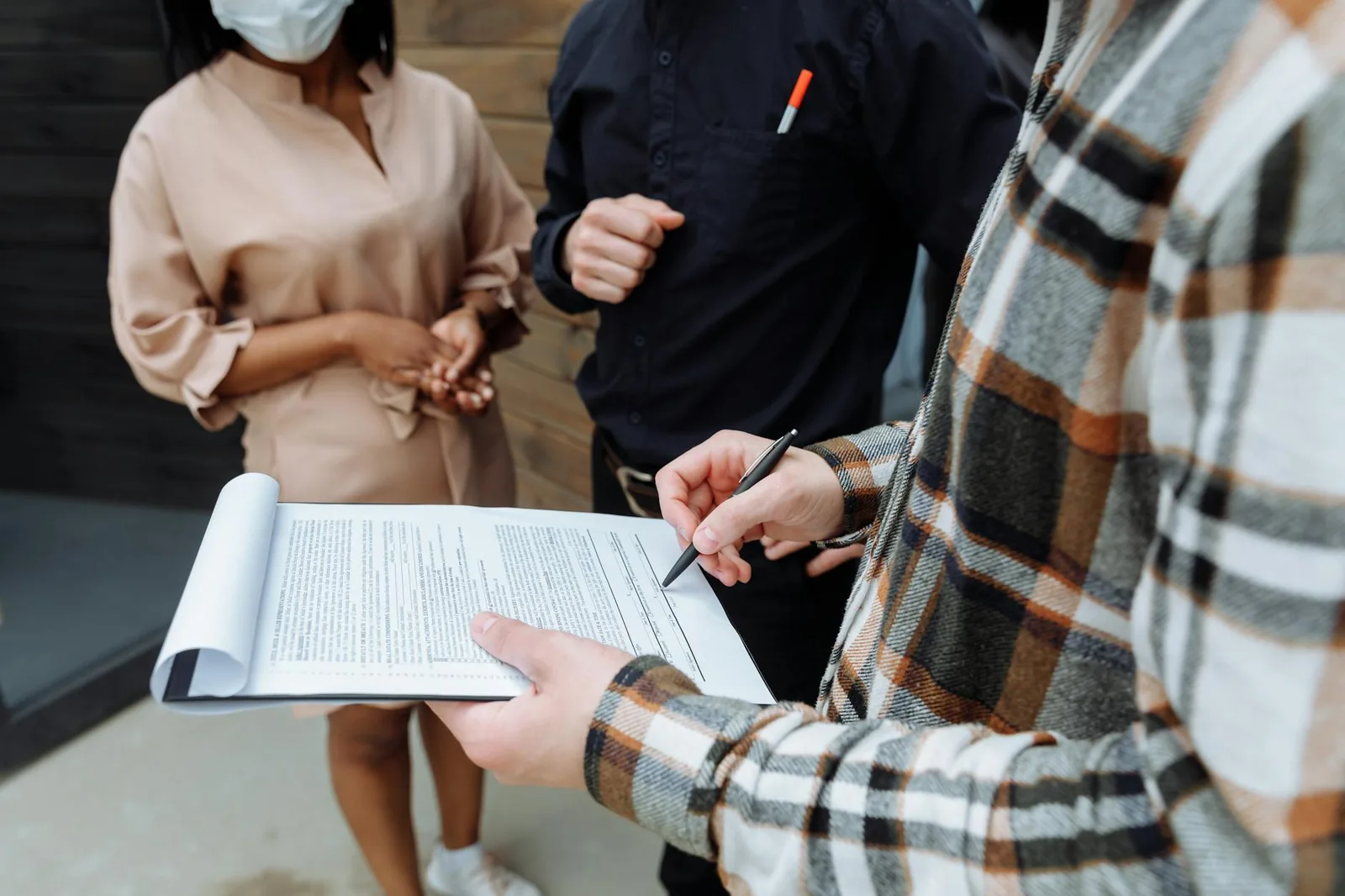 Työsopimusta ja työoikeuden asiakirjoja pöydällä toimistossa